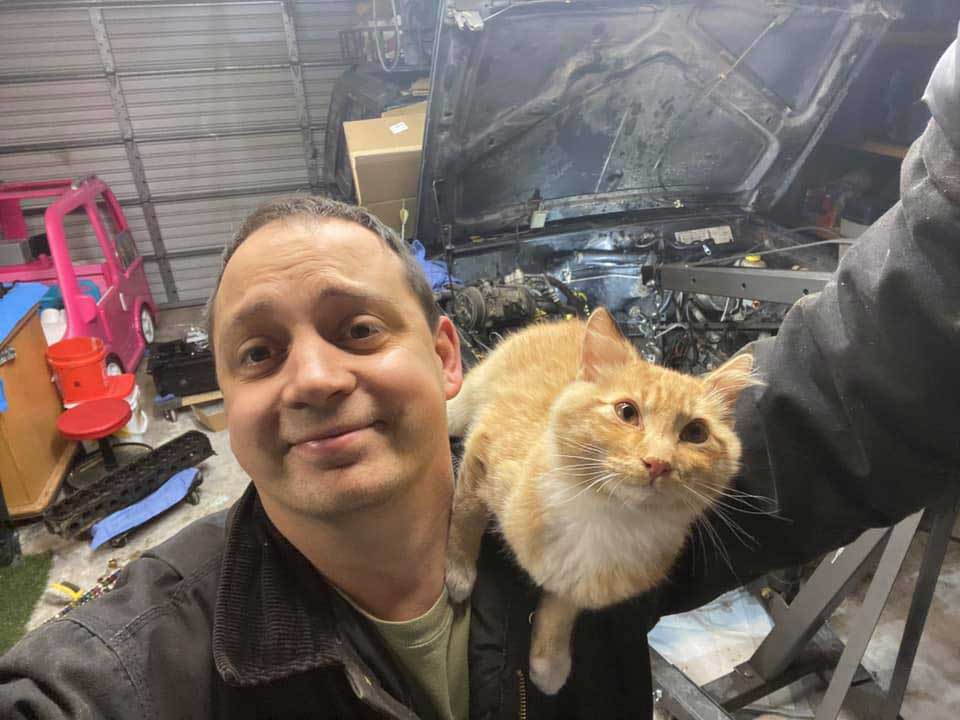Man-finds-a-friendly-cat-in-his-garage-1